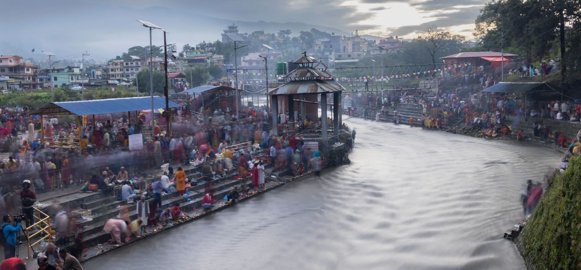 La gente conmemora a sus padres fallecidos en el templo Gokarneshwor Mahadev en el río Bagmati en el Día del Padre, Katmandú, Nepal. Fotografía: Narendra Shrestha/EPA La gente conmemora a sus padres fallecidos en el templo Gokarneshwor Mahadev en el río Bagmati en el Día del Padre, Katmandú, Nepal. Fotografía: Narendra Shrestha/EPA