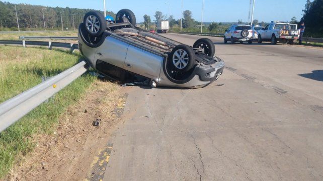 Un automóvil Renault Sandero despistó y volcó este sábado en la autovía Autovía General José Gervasio Artigas
