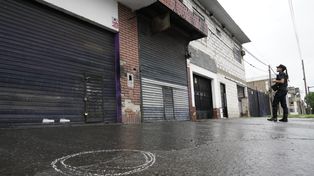 El ingreso de la gomería, los peritos buscaban huellas y testigos del ataque.