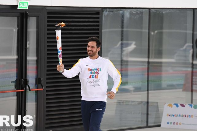 La llama llegó a Buenos Aires de la mano de Sebastián Crismanich y ahora espera su arribo a Paraná.