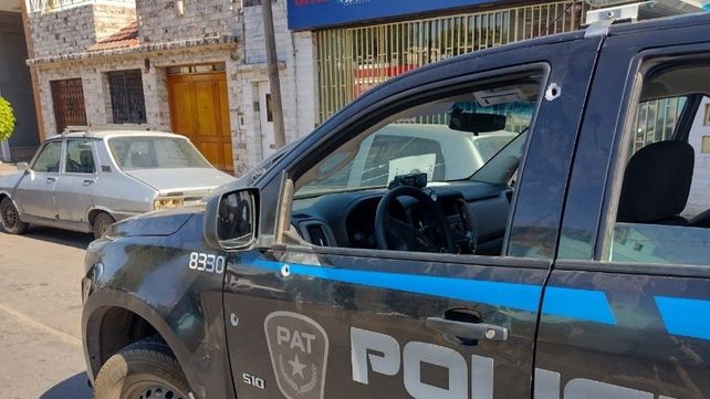 Las marcas del ataque quedaron reflejadas en el móvil policial.