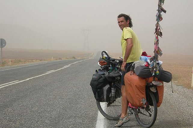 Pablo García, el argentino que dio la vuelta al mundo en bicicleta, pasa por Santa Fe