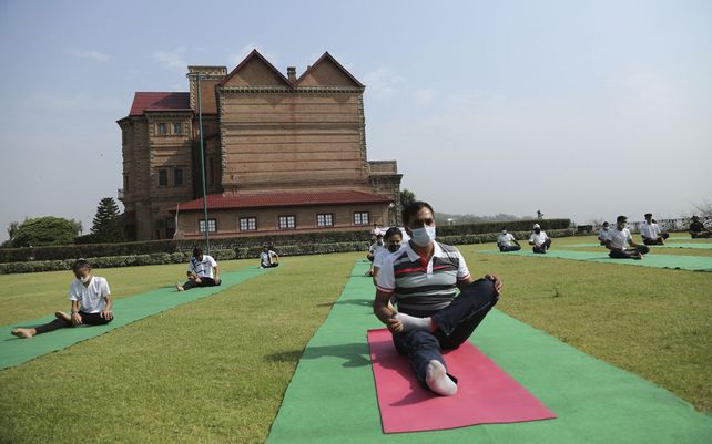 Una sesión de yoga durante un evento para conmemorar el Día Internacional del Yoga en Jammu