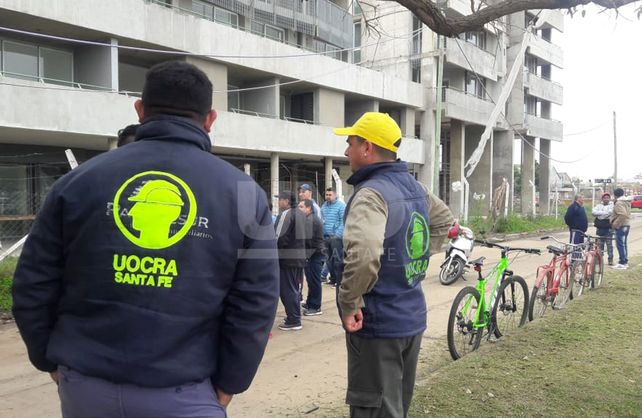 Obreros de la Uocra se concentraron frente a las torres Procrear del Parque Federal