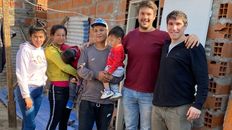 La familia de Julio, Mateo Comba y Luciano Albertengo frente a la nueva casa, en barrio Toba. La familia de Julio, Mateo Comba y Luciano Albertengo frente a la nueva casa, en barrio Toba.