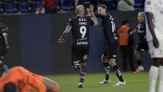 El centrodelantero paraguayo celebra su gol con un compañero de Independiente del Valle.