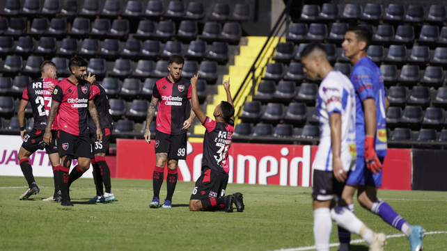 Esteban Fernández festeja su doblete a Midland por los 32avos de final de Copa Argentina, mientras se acerca Ever Banega.