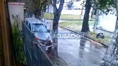 El video que muestra el momento en el que la camioneta atropella a los asaltantes El video que muestra el momento en el que la camioneta atropella a los asaltantes