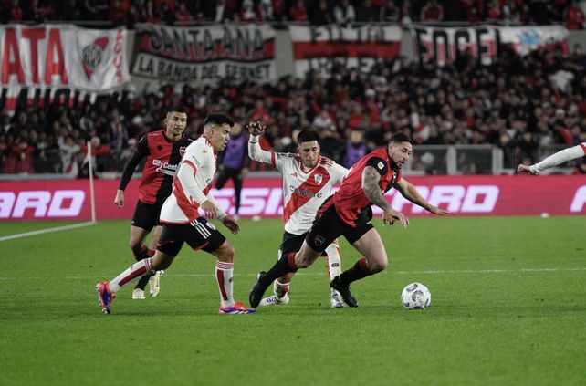 Newells, con protagonismo y enjundia, se llevó un gran punto de su visita a River