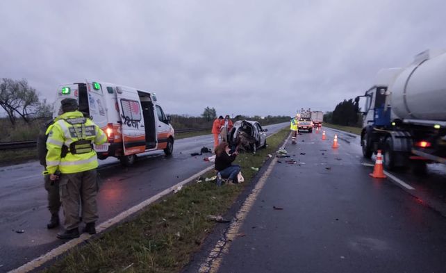 En el siniestro vial intervinieron dos camiones y dos automóviles.