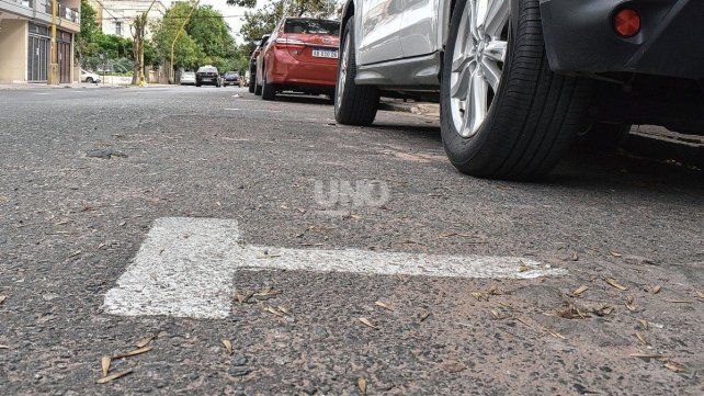 Dársenas pintadas en las calles de barrio Candioti de cara al nuevo estacionamiento social. Dársenas pintadas en las calles de barrio Candioti de cara al nuevo estacionamiento social.