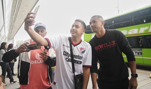 Newells salió en vuelo chárter y viaja rumbo a Santa Cruz de la Sierra