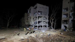 Soldados israelíes trabajan en el lugar de los daños tras el ataque con misiles iraníes contra edificios residenciales en Arad, en el sur de Israel, en medio del conflicto entre Estados Unidos e Israel, el 22 de marzo de 2026 (REUTERS/Ronen Zvulun)