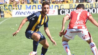 Al frente. Andrés Lioi encara la marca de Franco Fragapane en el partido con Unión.