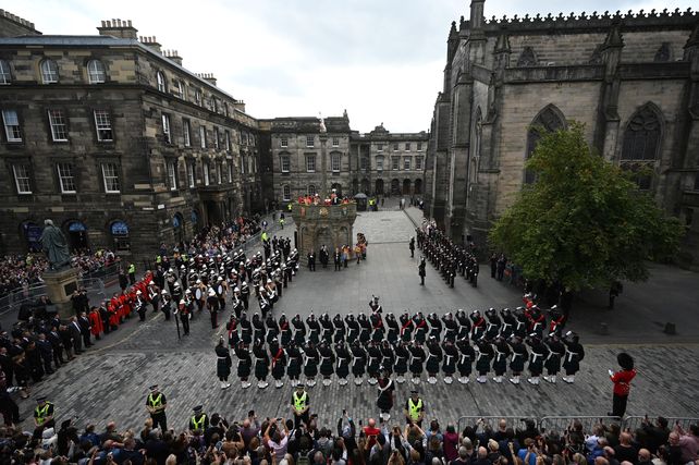 El féretro de Isabel II emprendió su cortejo fúnebre hacia Londres