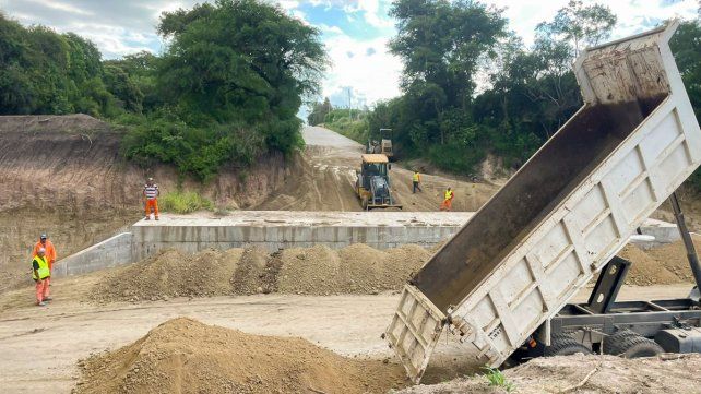 La obra de construcción y pavimentación con hormigón del ingreso para el tránsito pesado a Pueblo Brugo tiene un avance del 86%&nbsp;