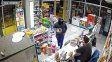 Encapuchado y a mano armada entró a robar en un drugstore en pleno puerto de Santa Fe