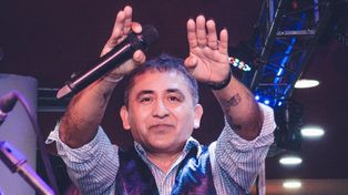 El cantante de cumbia santiagueña Huguito Flores murió luego de chocar al volante de su automóvil contra un cambión en la ruta 34 a la altura de La Garza, en Santiago del Estero.&nbsp;