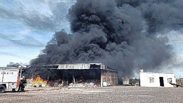Un voraz incendio consumió gran parte de una planta de tratamiento de residuos en General Campos