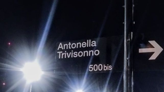 La Municipalidad lo cambió: ahora el orden es correcto y se puede leer Antonella Trivisonno