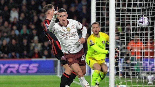 Manchester City sumó una nueva victoria como visitante para seguir a tiro del líder en la Premier League.