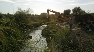 El Municipio continúa con la limpieza de canales troncales y desagües