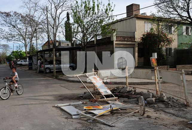 Un socavón en Bº El Pozo impide la circulación de La Línea 2.