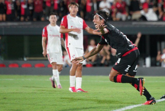 Michael Hoyos celebra con euforia el empate de Newells ante Independiente.