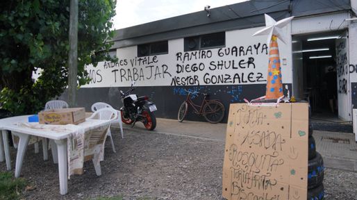 Lavado de autos y venta de roscas: el rebusque en el frigorífico Euro a la espera de la reapertura