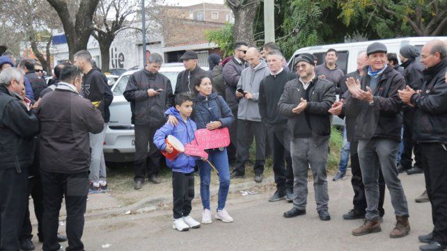 Usuarios de colectivos respaldaron el reclamos de los choferes de paro y criticaron a vecinos de Paraná por no salir a la calle a luchar por un mejor servicio