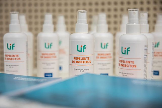 Los frascos de repelentes de insectos elaborados por el LIF se entregan en hospitales