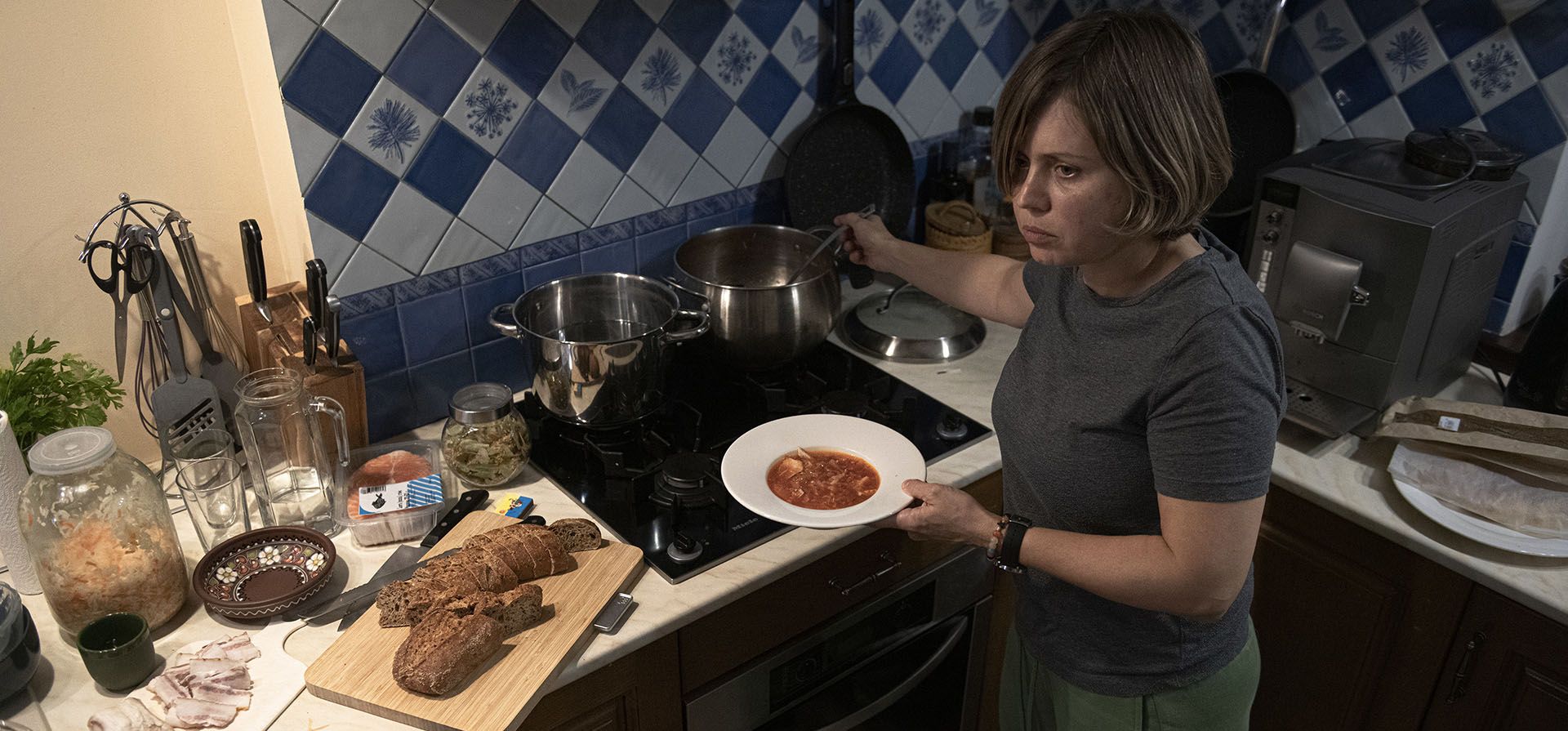 Olena Vedmid cocina comida tradicional ucraniana en una aldea durante un apagón en las afueras de Kyiv, Ucrania, el jueves 27 de octubre de 2022. Los ataques rusos a la infraestructura energética de Ucrania han provocado cortes de energía en todo el país desde principios de octubre.