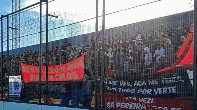 Los hinchas de Colón se hicieron sentir en el Abel Sastre