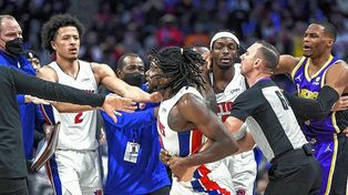 LeBron James se vio involucrado con su equipo, Los Angeles Lakers, en un escándalo por un codazo en la NBA.&nbsp;