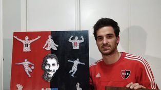 El artista rosarino y su obra con hilos y clavos sobre la Fiera Rodr&iacute;guez, su &iacute;dolo en Newells.