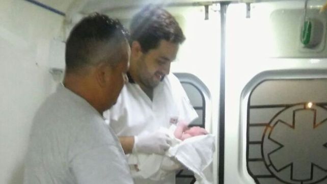 Personal del servicio de emergencia 107 asistió un parto en la calle en Villa del Parque