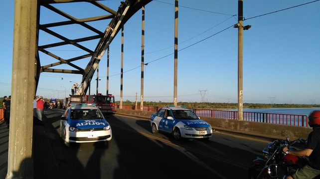 Así rescataron al hombre que había trepado al Puente Carretero