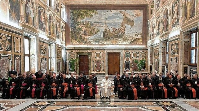 El Papa. Subrayó que el diálogo es una cuestión crucial en esta era de la globalización en la que se registra una aceleración de las comunicaciones internacionales