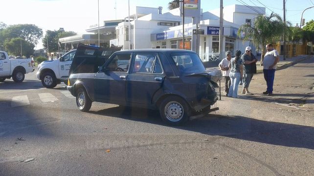 Un mujer fue hospitalizada tras chocar dos vehículos en Paraná