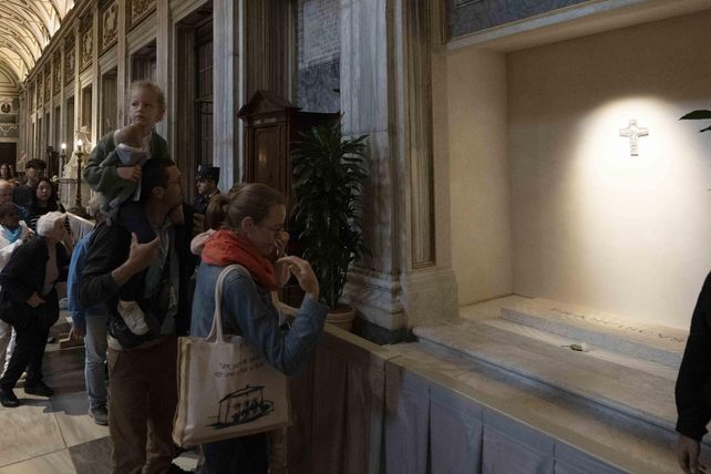 La Basílica de Santa María la Mayor en Roma abrió este domingo sus puertas a las 7.00 horas para permitir a los fieles visitar la tumba del Papa Francisco un día después de su funeral.