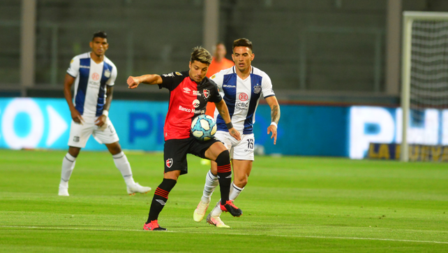 Sebastián Palacios la controla en el partido ante Talleres. Newell’s necesita estar más precisos con la pelota.