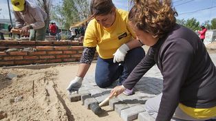 Con orgullo, seis mujeres realizan las veredas de la plaza