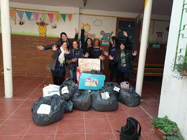 Las docentes de la escuela, con las bolsas listas para las donaciones.