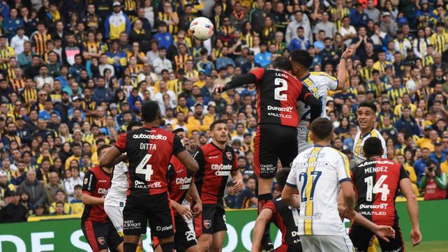 Primereó. El goleador de la tarde rosarina Alejo Veliz subió más alto que todos paran vencer a Herrera con su testazo y desatar el delirio de la hinchada auriazul en el clásico.