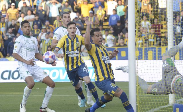 De no creer. B&aacute;ez a&uacute;n est&aacute; gritando el gol de Central porque no pens&oacute; que la sacaron de adentro.