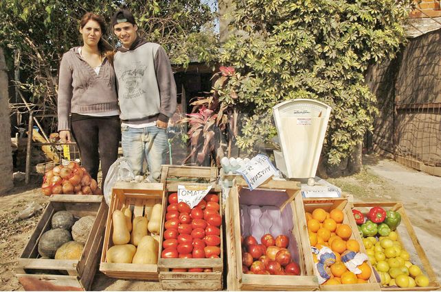 Bien frescas. Luciana y su sobrino Nahuel en su nuevo emprendimiento familiar. Sacaron los cajones a la calle y ofrecen buenos precios.