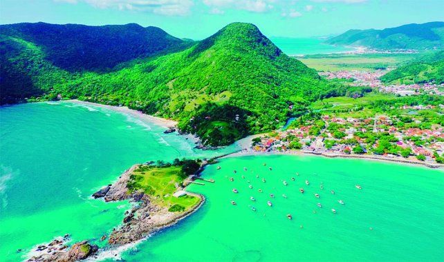 También conocida como la isla mágica. Florianópolis ofrece paisajes selváticos