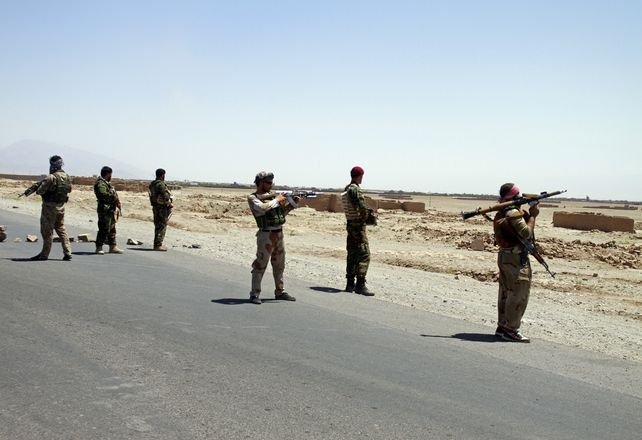 Tropas afganas en una carretera cerca de Herat