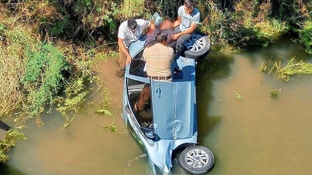 Un auto cayó a un arroyo: rescataron a la conductora