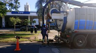 Cuatro camiones desobstructores de Assa limpian desagues pluviales de la ciudad de la ciudad de Santa Fe